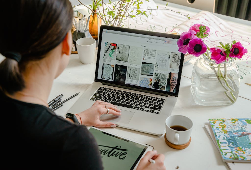 Une personne créant des sites web