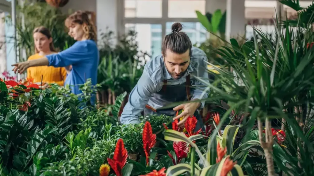 un conseiller de vente travaille dans une jardinerie