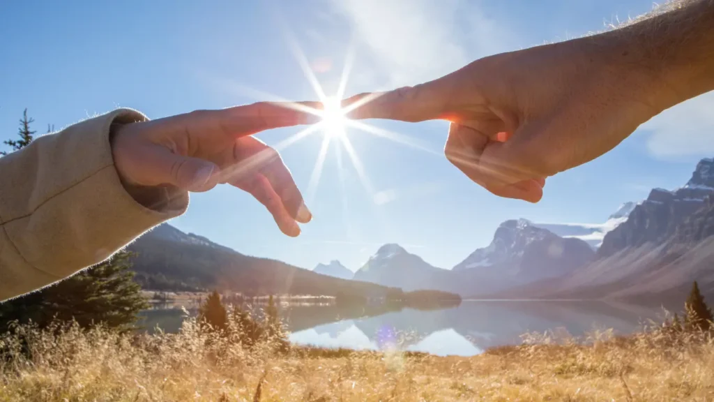 créer une connexion emotionnelle - deux doigts qui se touchent avec une étincelle