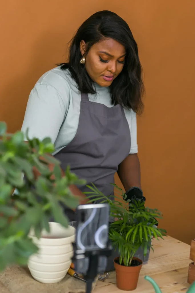 une femme se film pour une vidéo tuto blog jardin